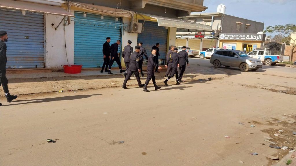 الحرس البلدي يبدأ في تطبيق تسعيرة وزارة الاقتصاد بالمرج المرج |31 ديسمبر2023م. (وام) انطلقت دوريات جهاز الحرس البلدي المرج، اليوم الأحد، لتعمم التسعيرة الصادرة من وزارة الاقتصاد، على التجار ومحلات القصابة ومحلات المواد الغذائية داخل نطاق البلدية. وجاءت الانطلاقة بناءً على تعليمات مُدير فرع الحرس البلدي المرج عياد النحيلي، بخصوص تعميم التسعيرة. كما أوضح الجهاز أنه اتخذ تعهدات على أصحاب المحلات بالالتزام بالتسعيرة، وبتعليقها واضحة أمام المواطنين، مبينًا أنه تم قفل بعض المحلات لحين إشهار التسعيرة والتقيد بالأسعار الصادرة من الوزارة، واتخاذ كافة الإجراءات القانونية ضد المخالفين. ومن جانبه، شدد رئيس مركز الحرس البلدي المرج/ عطية خطاب، على ضرورة التقيد بالتسعيرة، مؤكدًا أن من يخالف التعليمات سيعرض نفسه للمساءلة القانونية.