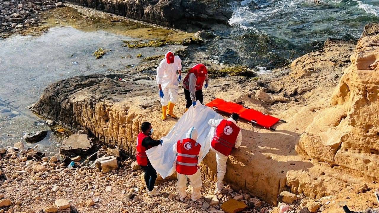 متطوعو الهلال الأحمر بالزاوية ينتشلون جثماناً مجهول الهوية من شاطئ رابش الحرشة