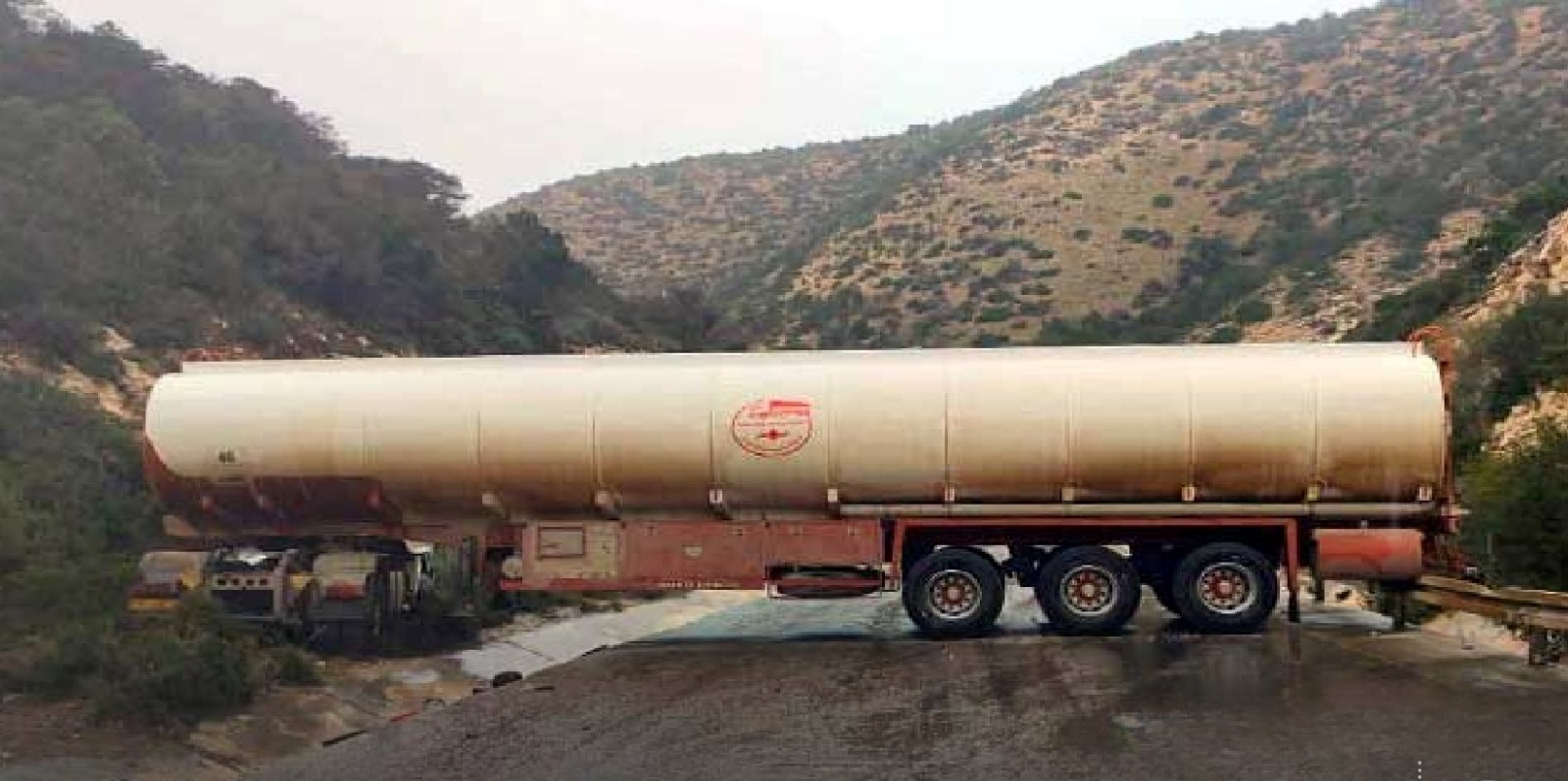 شاحنة وقود تنزلق على الطريق الساحلي بطلميثة وتغلقه بالكامل