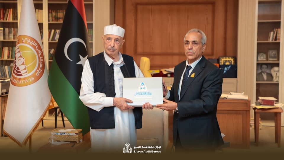 المستشار عقيلة صالح يتسلم التقرير السنوي العام لـ 2025 من رئيس ديوان المحاسبة