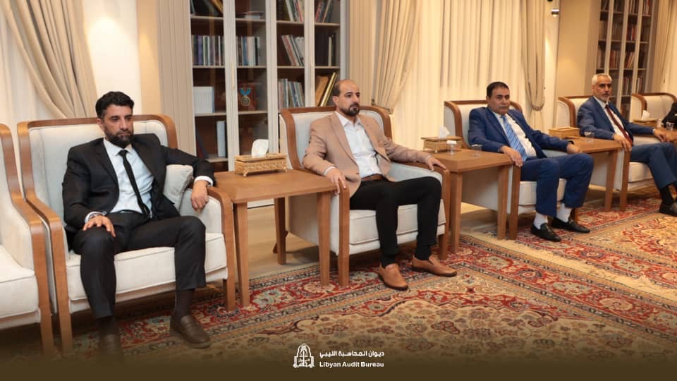 المستشار عقيلة صالح يتسلم التقرير السنوي العام لـ 2025 من رئيس ديوان المحاسبة