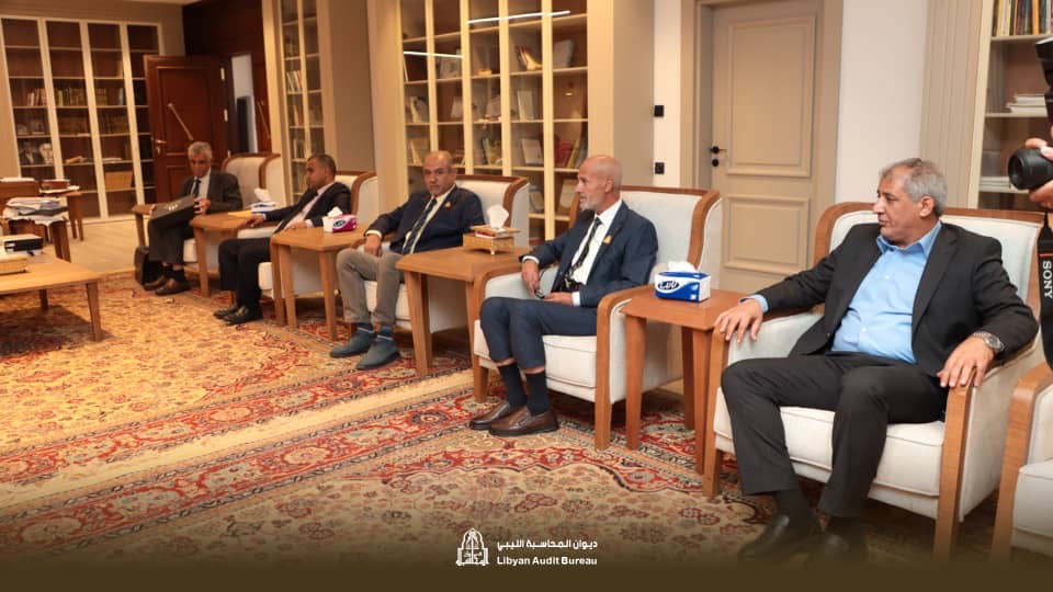 المستشار عقيلة صالح يتسلم التقرير السنوي العام لـ 2025 من رئيس ديوان المحاسبة