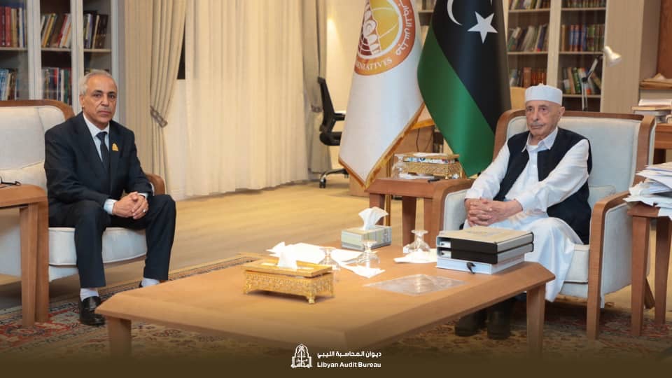المستشار عقيلة صالح يتسلم التقرير السنوي العام لـ 2025 من رئيس ديوان المحاسبة