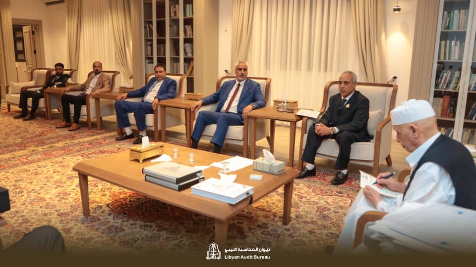 المستشار عقيلة صالح يتسلم التقرير السنوي العام لـ 2025 من رئيس ديوان المحاسبة