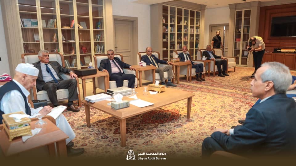 المستشار عقيلة صالح يتسلم التقرير السنوي العام لـ 2025 من رئيس ديوان المحاسبة