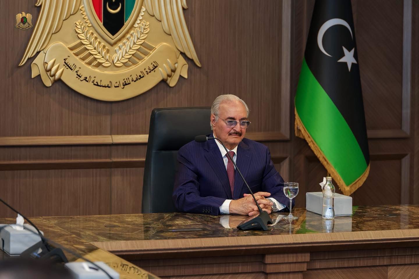القائد العام للقوات المسلحة المشير أركان حرب خليفة أبوالقاسم حفتر يعقد اجتماعًا مع لجنة أزمة الكهرباء