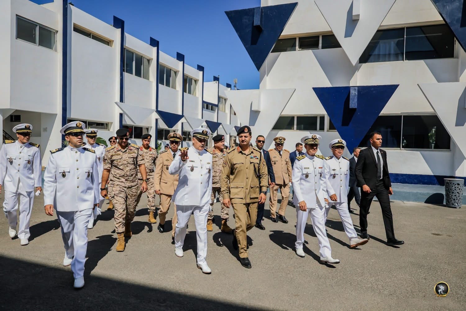 رئيس الأركان العامة للقوات المسلحة الفريق أول ركن خالد حفتر يزور المدرسة الملكية للقوات البحرية