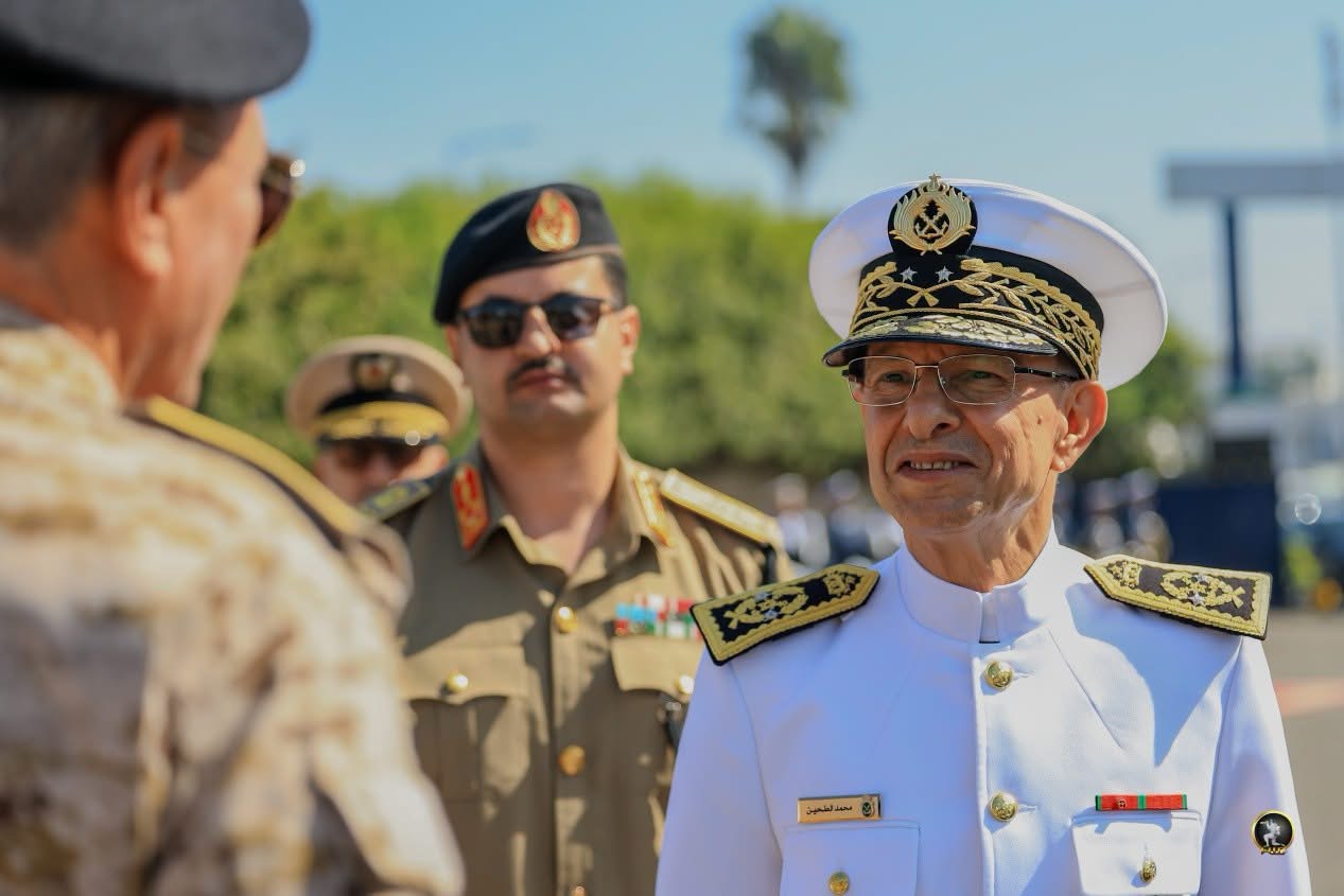رئيس الأركان العامة للقوات المسلحة الفريق أول ركن خالد حفتر يزور المدرسة الملكية للقوات البحرية