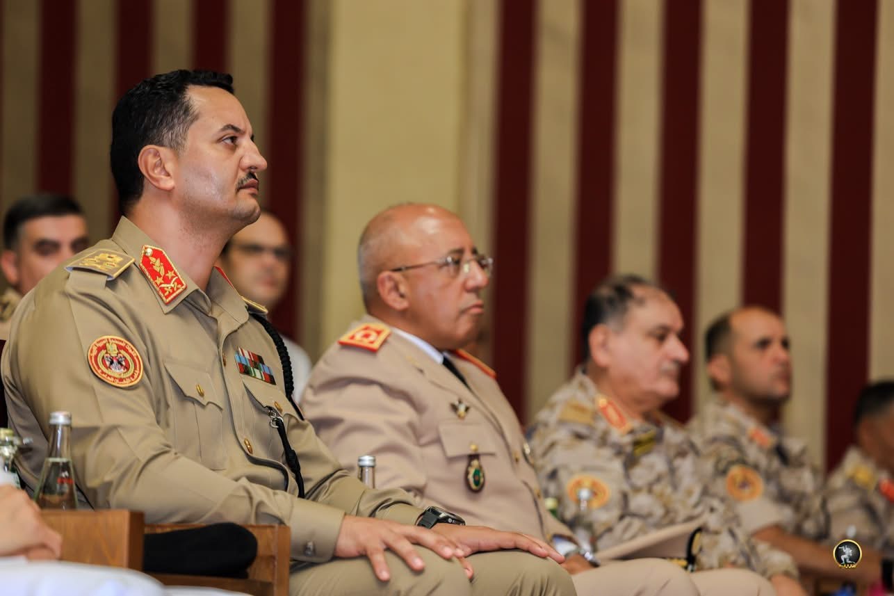 رئيس الأركان العامة للقوات المسلحة الفريق أول ركن خالد حفتر يزور المدرسة الملكية للقوات البحرية