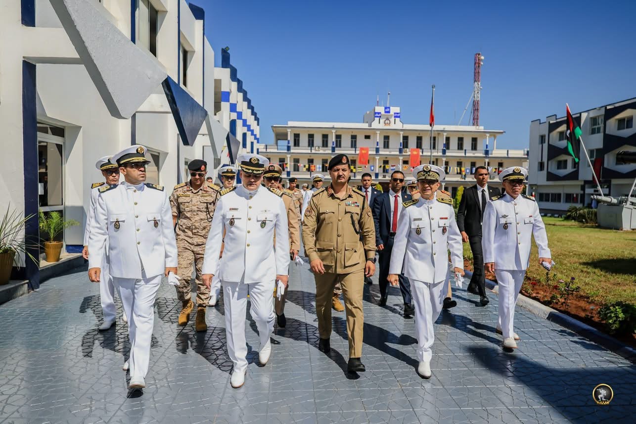 رئيس الأركان العامة للقوات المسلحة الفريق أول ركن خالد حفتر يزور المدرسة الملكية للقوات البحرية